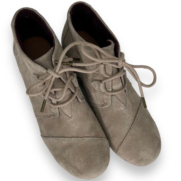 Toms Tan Beige Suede Lace Up Bootie Wedge Heels Round toe Size 7.5 Laced Beige - Picture 3 of 9